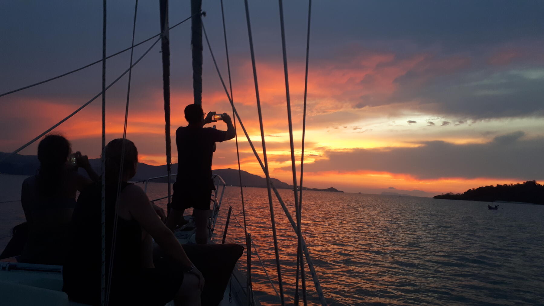 gallery/sunset-half-day-charter-sailing-samui-003.jpg